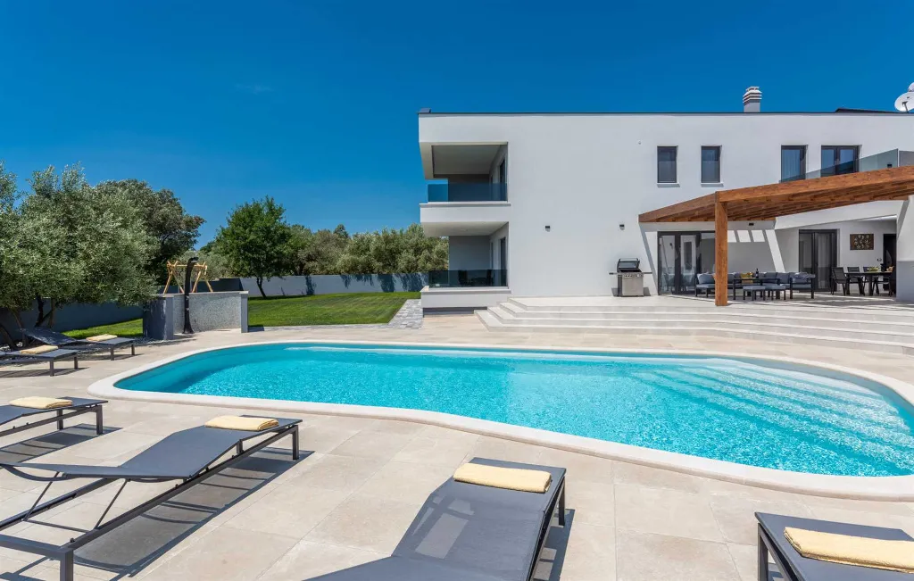 Spacious Family Villa with Pool in Krnica