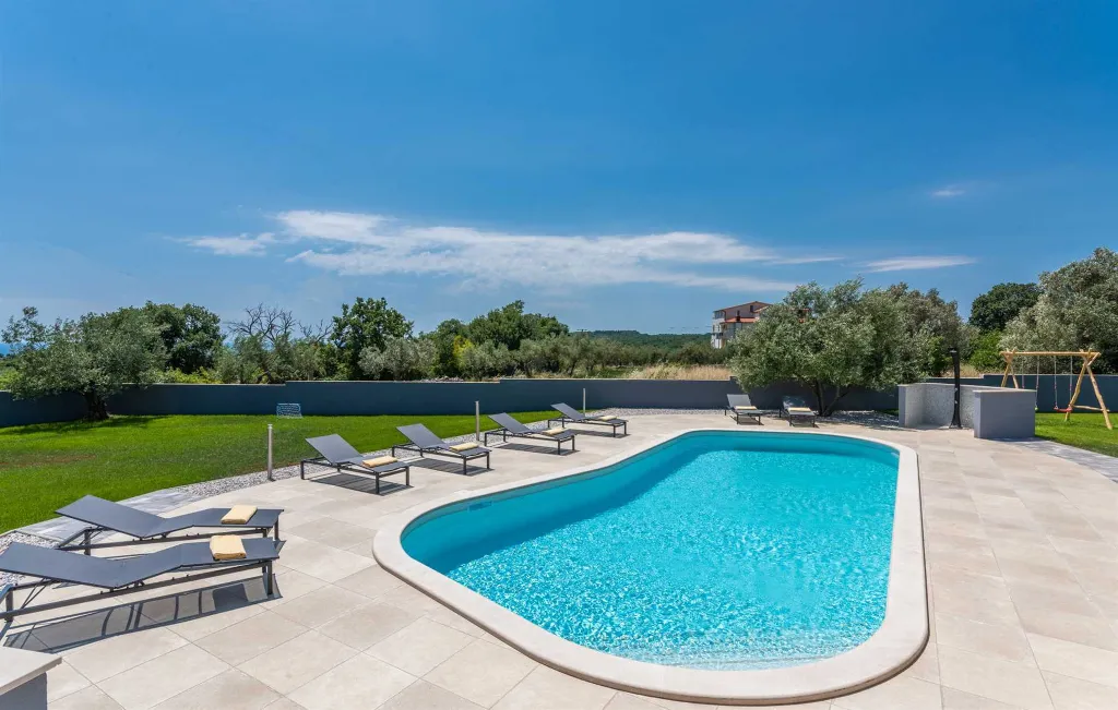 Spacious Family Villa with Pool in Krnica
