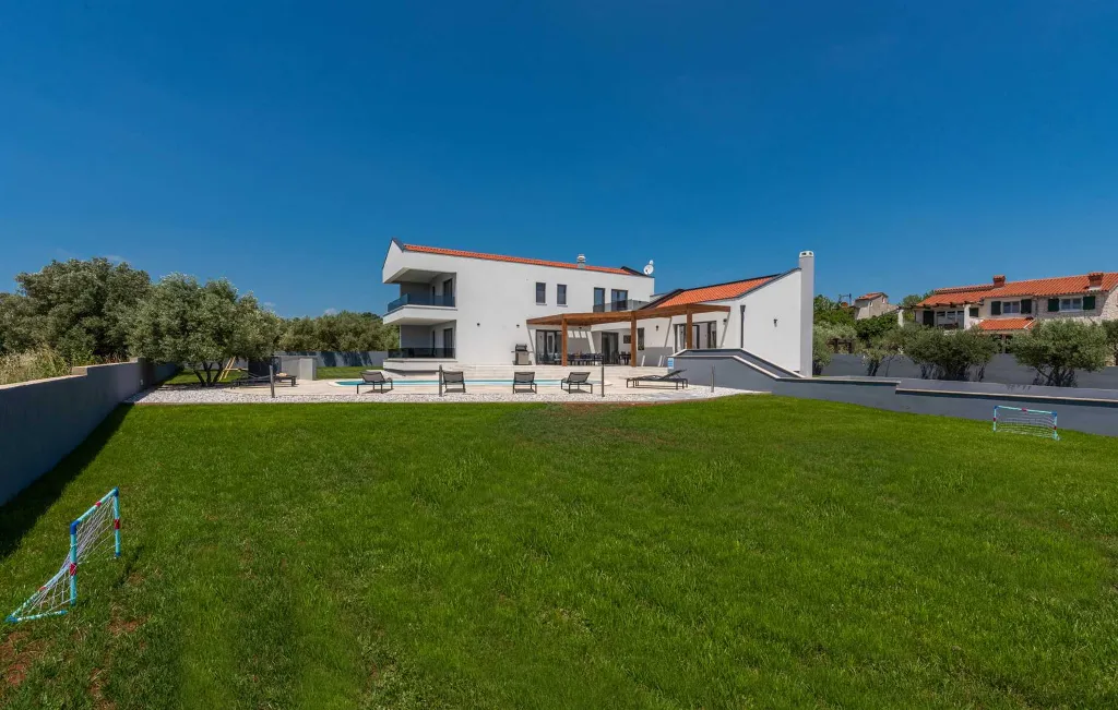 Spacious Family Villa with Pool in Krnica