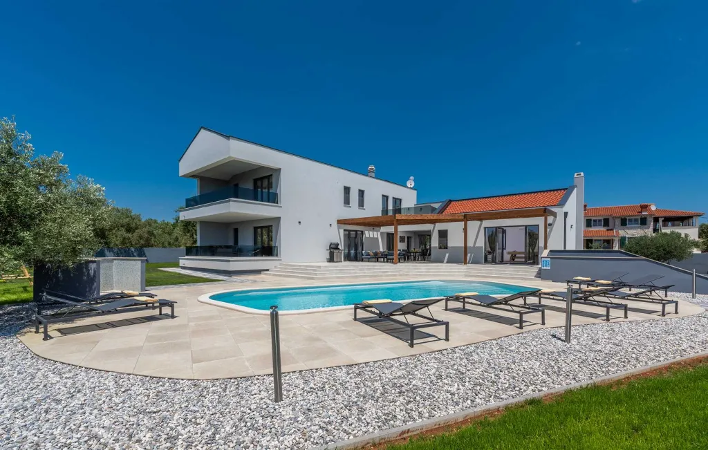 Spacious Family Villa with Pool in Krnica