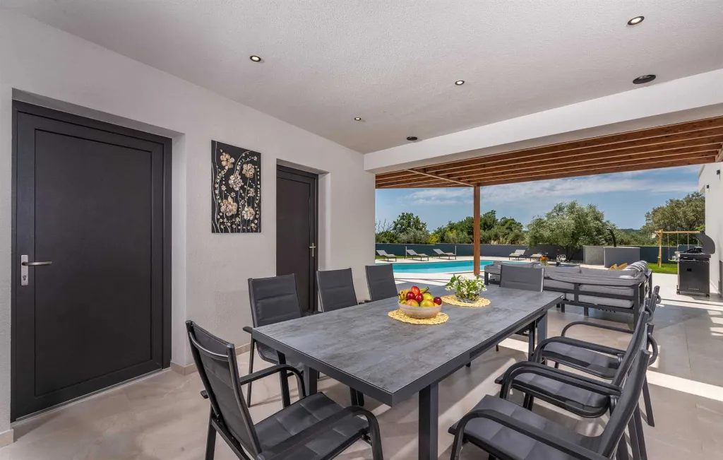 Spacious Family Villa with Pool in Krnica