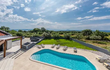 Spacious Family Villa with Pool in Krnica