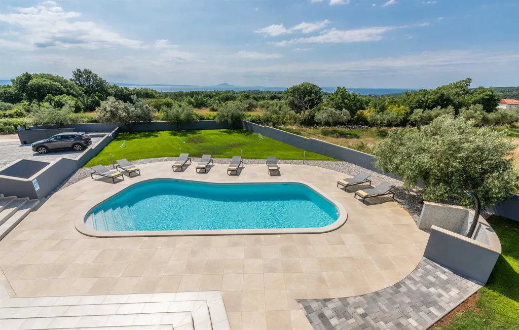 Spacious Family Villa with Pool in Krnica