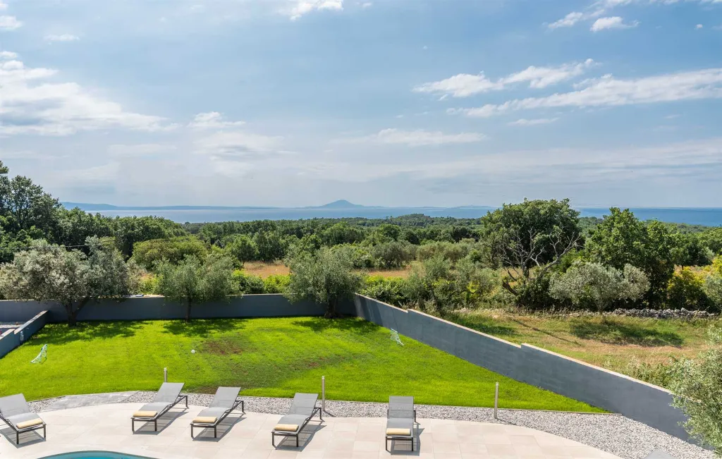 Spacious Family Villa with Pool in Krnica