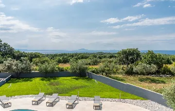 Spacious Family Villa with Pool in Krnica