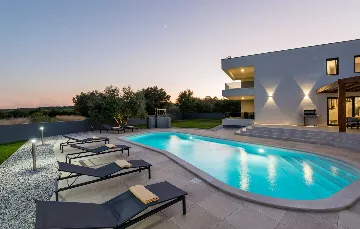 Spacious Family Villa with Pool in Krnica