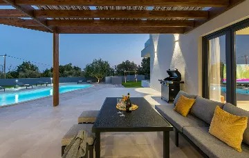 Spacious Family Villa with Pool in Krnica