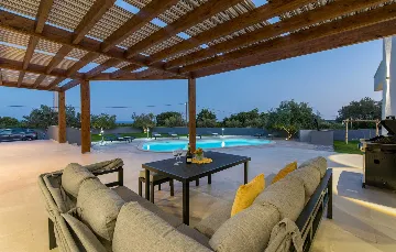 Spacious Family Villa with Pool in Krnica