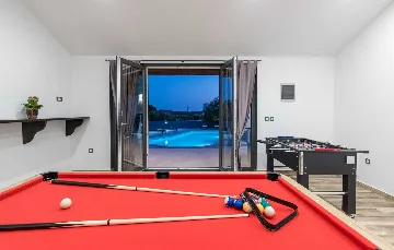 Spacious Family Villa with Pool in Krnica