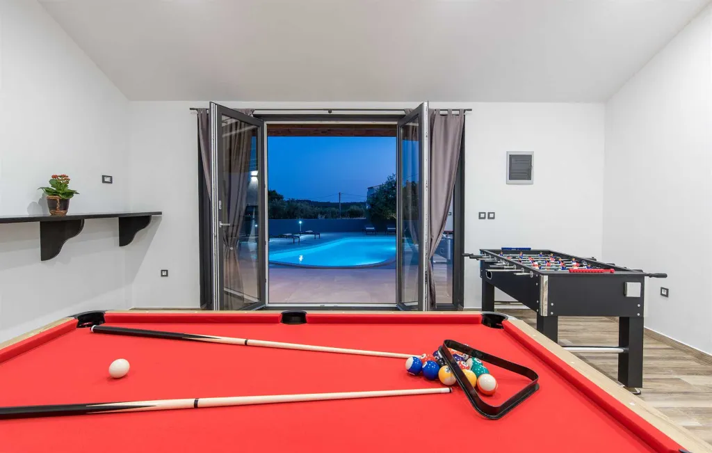 Spacious Family Villa with Pool in Krnica
