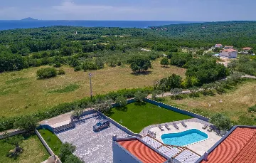 Spacious Family Villa with Pool in Krnica