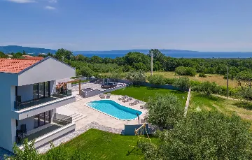 Spacious Family Villa with Pool in Krnica