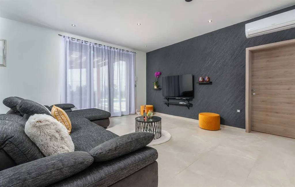 Spacious Family Villa with Pool in Krnica