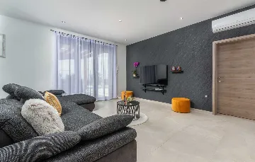 Spacious Family Villa with Pool in Krnica