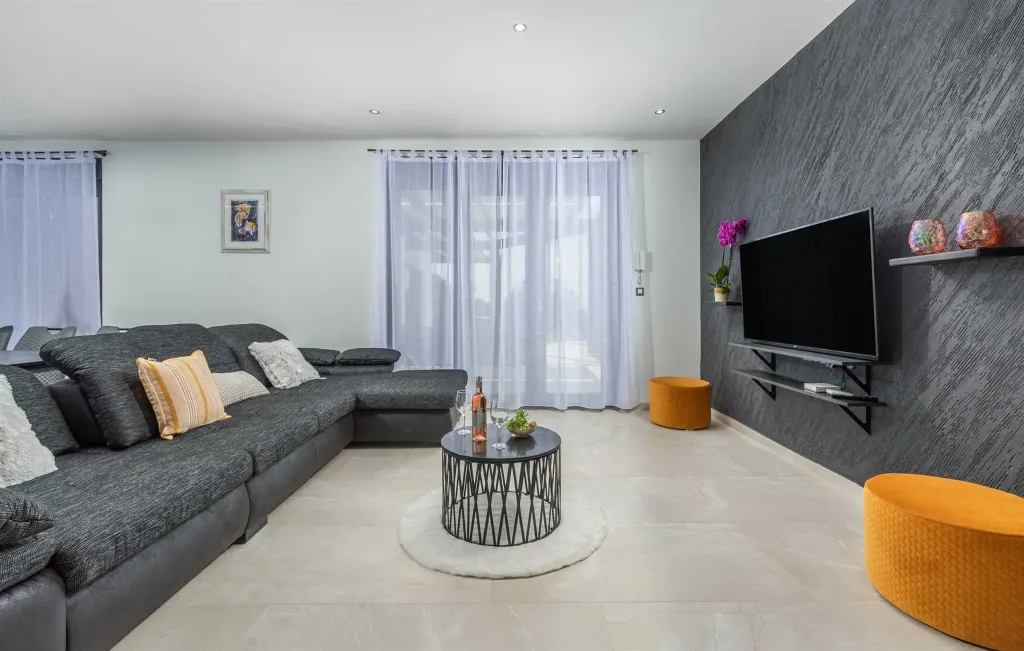 Spacious Family Villa with Pool in Krnica
