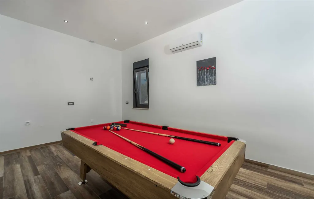 Spacious Family Villa with Pool in Krnica