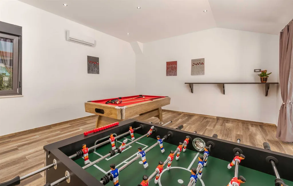 Spacious Family Villa with Pool in Krnica