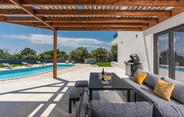 Spacious Family Villa with Pool in Krnica