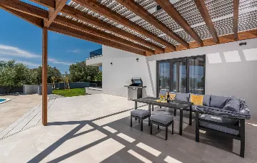 Spacious Family Villa with Pool in Krnica