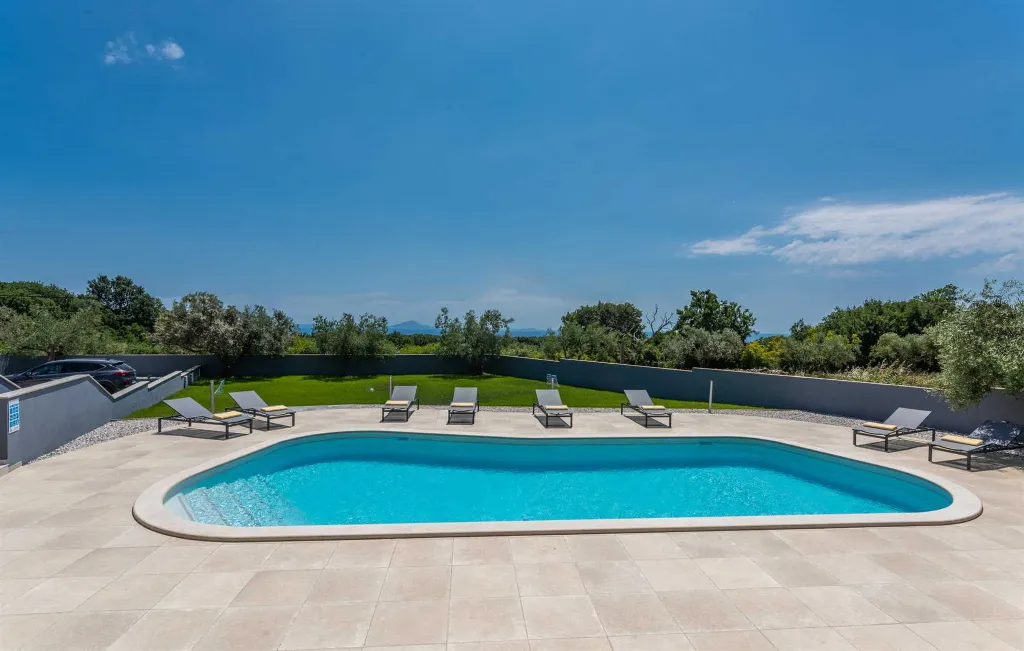 Spacious Family Villa with Pool in Krnica