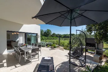 Contemporary Family Villa with Pool in Vabriga