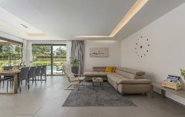 Modern 3-Bedroom Villa With Heated Pool in Pazin