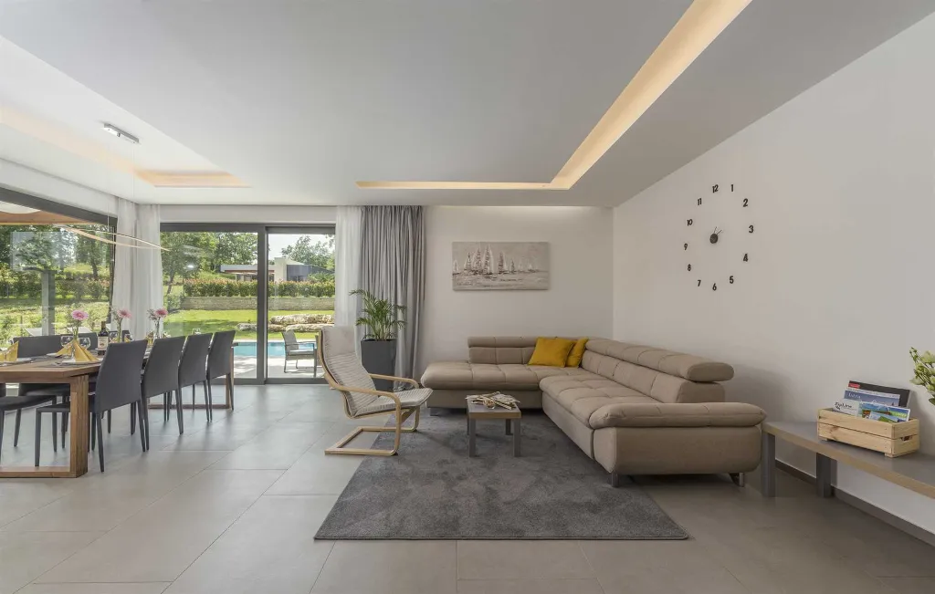 Modern 3-Bedroom Villa With Heated Pool in Pazin