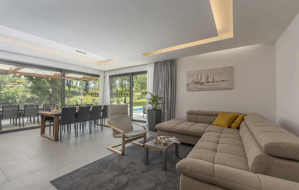 Modern 3-Bedroom Villa With Heated Pool in Pazin