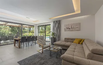 Modern 3-Bedroom Villa With Heated Pool in Pazin