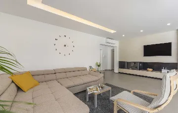 Modern 3-Bedroom Villa With Heated Pool in Pazin