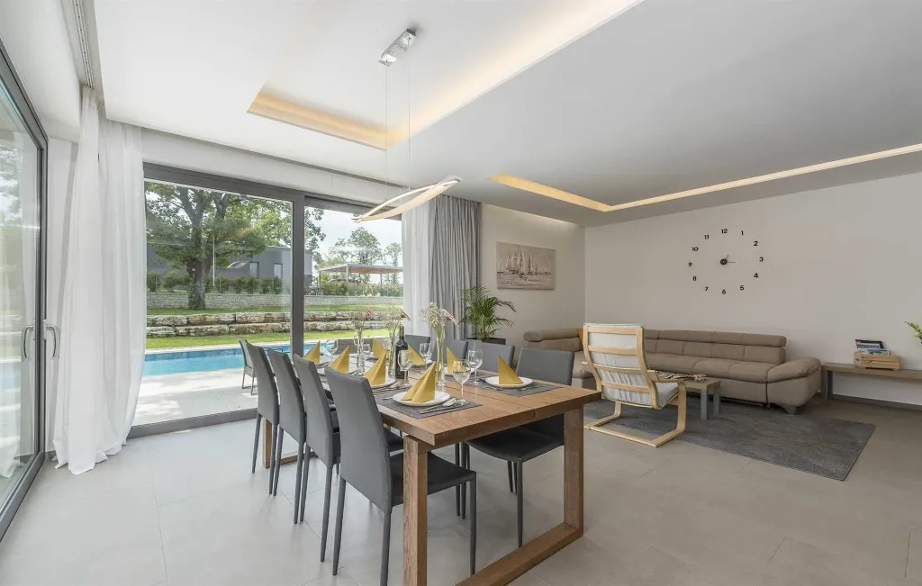 Modern 3-Bedroom Villa With Heated Pool in Pazin