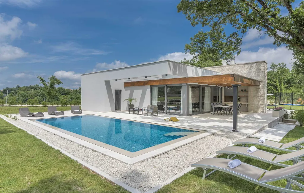 Modern 3-Bedroom Villa With Heated Pool in Pazin