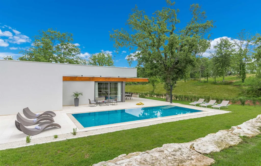 Modern 3-Bedroom Villa With Heated Pool in Pazin