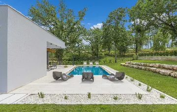 Modern 3-Bedroom Villa With Heated Pool in Pazin