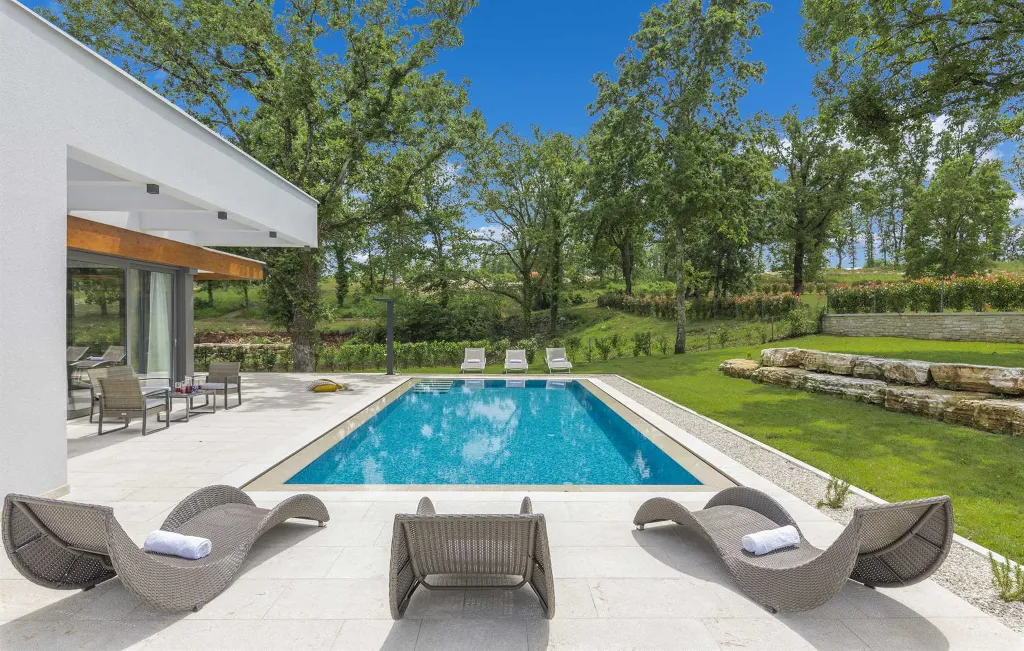 Modern 3-Bedroom Villa With Heated Pool in Pazin