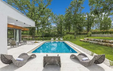 Modern 3-Bedroom Villa With Heated Pool in Pazin