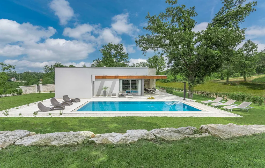 Modern 3-Bedroom Villa With Heated Pool in Pazin