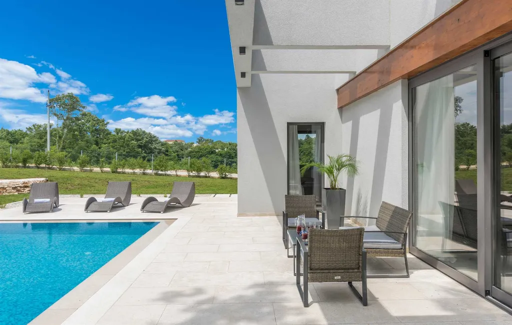 Modern 3-Bedroom Villa With Heated Pool in Pazin