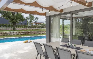 Modern 3-Bedroom Villa With Heated Pool in Pazin