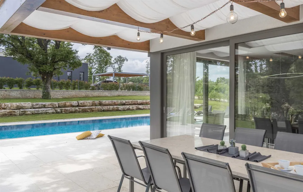 Modern 3-Bedroom Villa With Heated Pool in Pazin