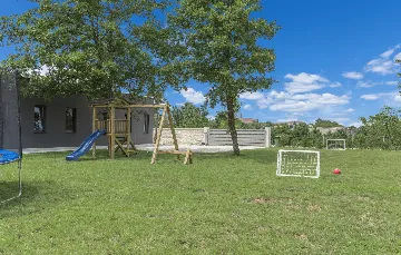 Modern 3-Bedroom Villa With Heated Pool in Pazin