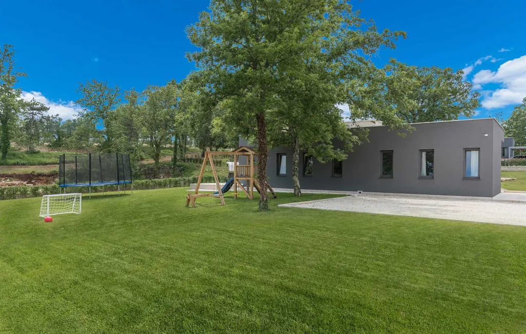 Modern 3-Bedroom Villa With Heated Pool in Pazin
