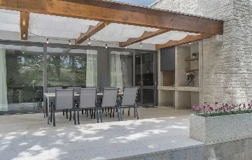 Modern 3-Bedroom Villa With Heated Pool in Pazin