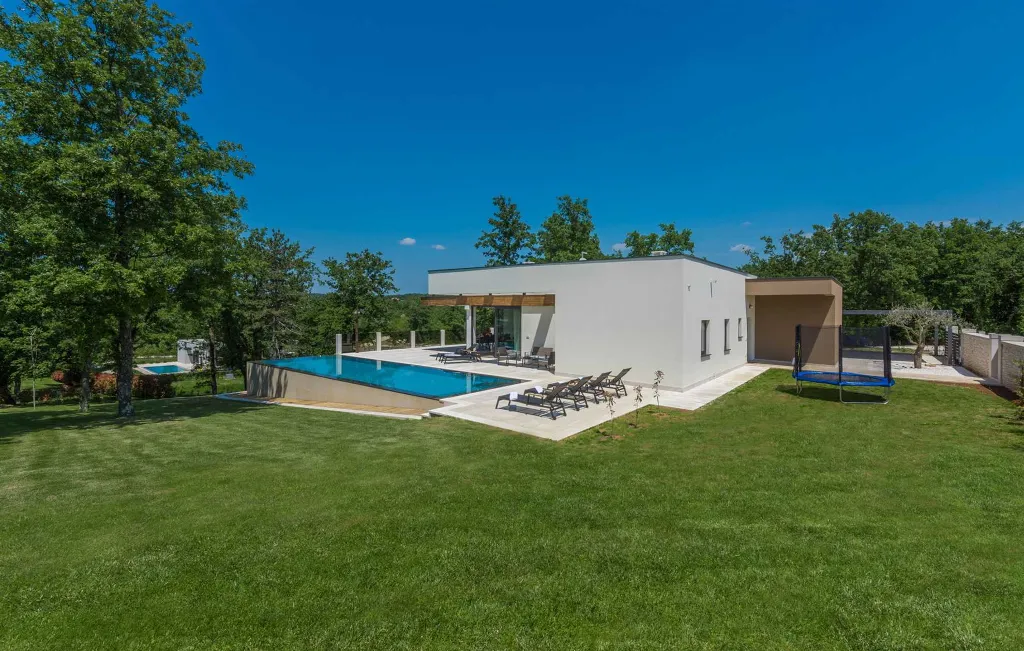 Stylish Villa Retreat with Infinity Pool in Pazin