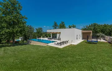 Stylish Villa Retreat with Infinity Pool in Pazin