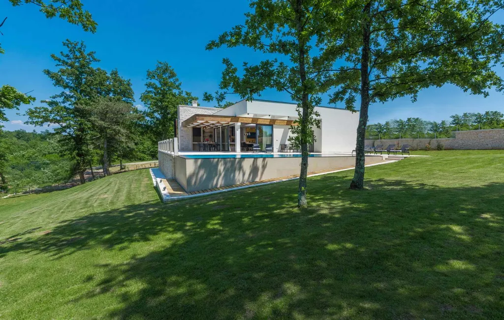 Stylish Villa Retreat with Infinity Pool in Pazin