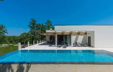 Stylish Villa Retreat with Infinity Pool in Pazin