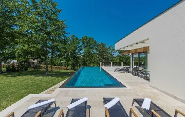 Stylish Villa Retreat with Infinity Pool in Pazin