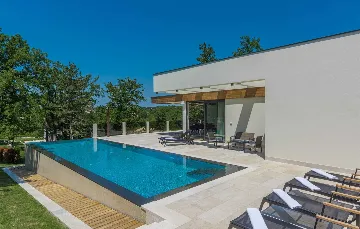 Stylish Villa Retreat with Infinity Pool in Pazin
