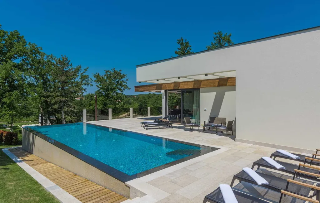 Stylish Villa Retreat with Infinity Pool in Pazin